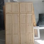 Placard en bois rouge