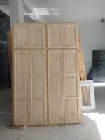 Placard en bois rouge