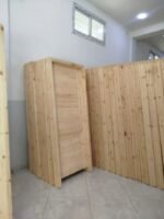 ⁦Porte chambre bois rouge avec cadre⁩ - الصورة ⁦2⁩