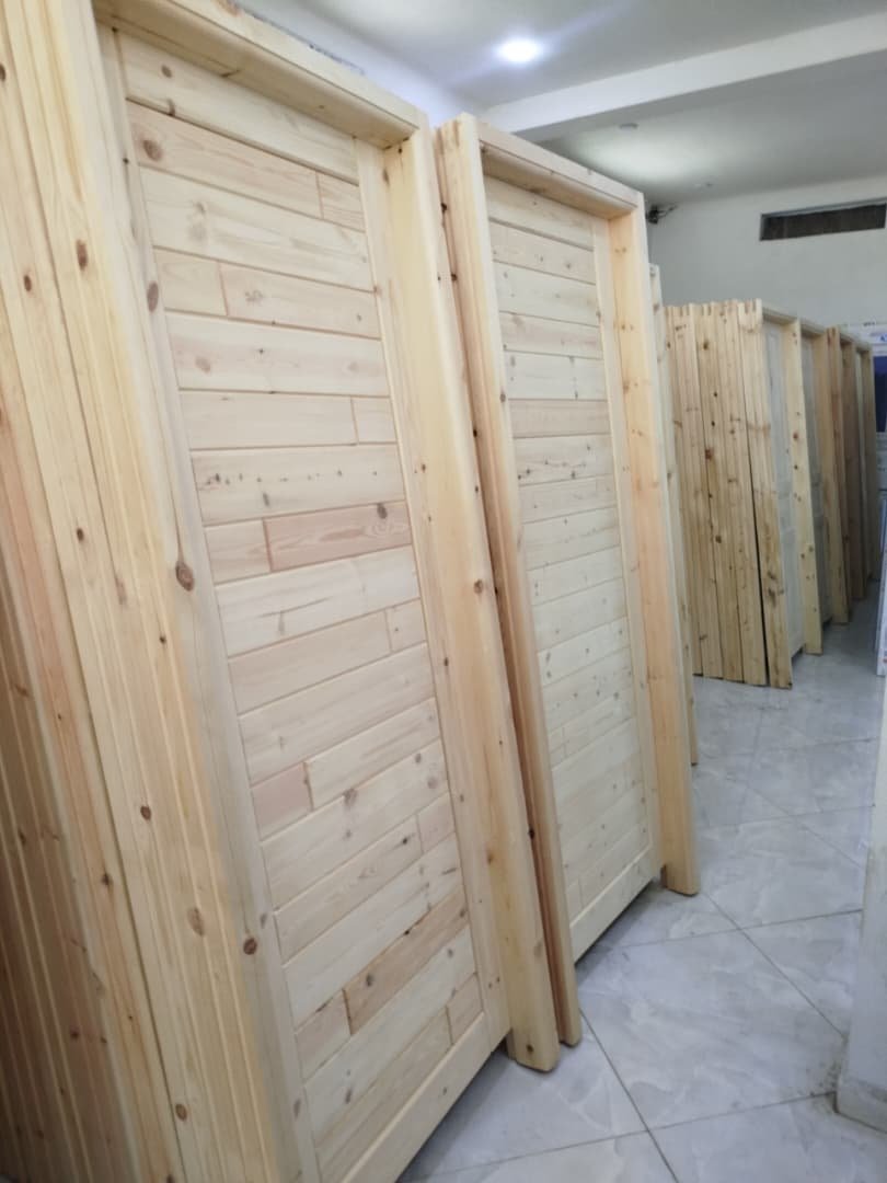 Porte chambre bois rouge avec cadre Porte chambre bois rouge avec cadre - الصورة 1