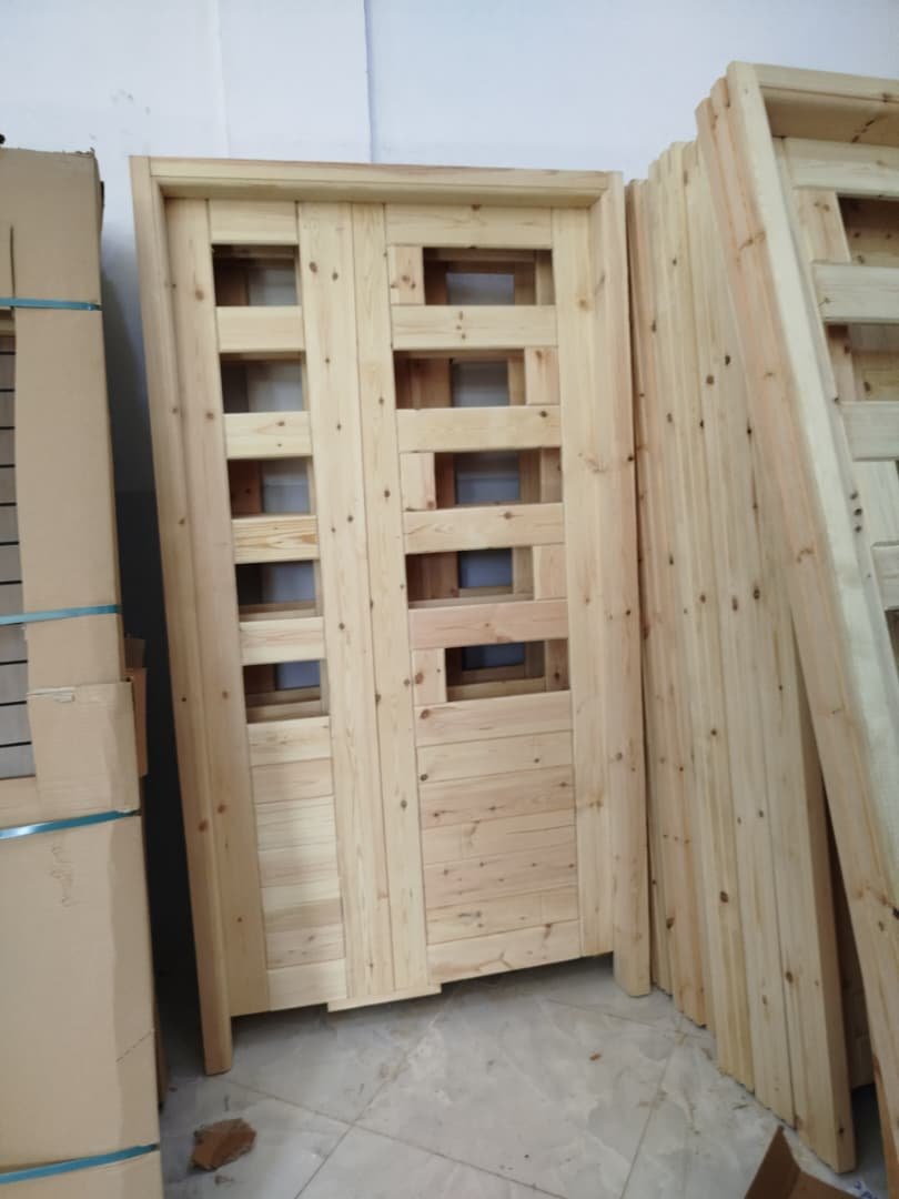 Porte salon bois rouge Porte salon bois rouge - الصورة 1